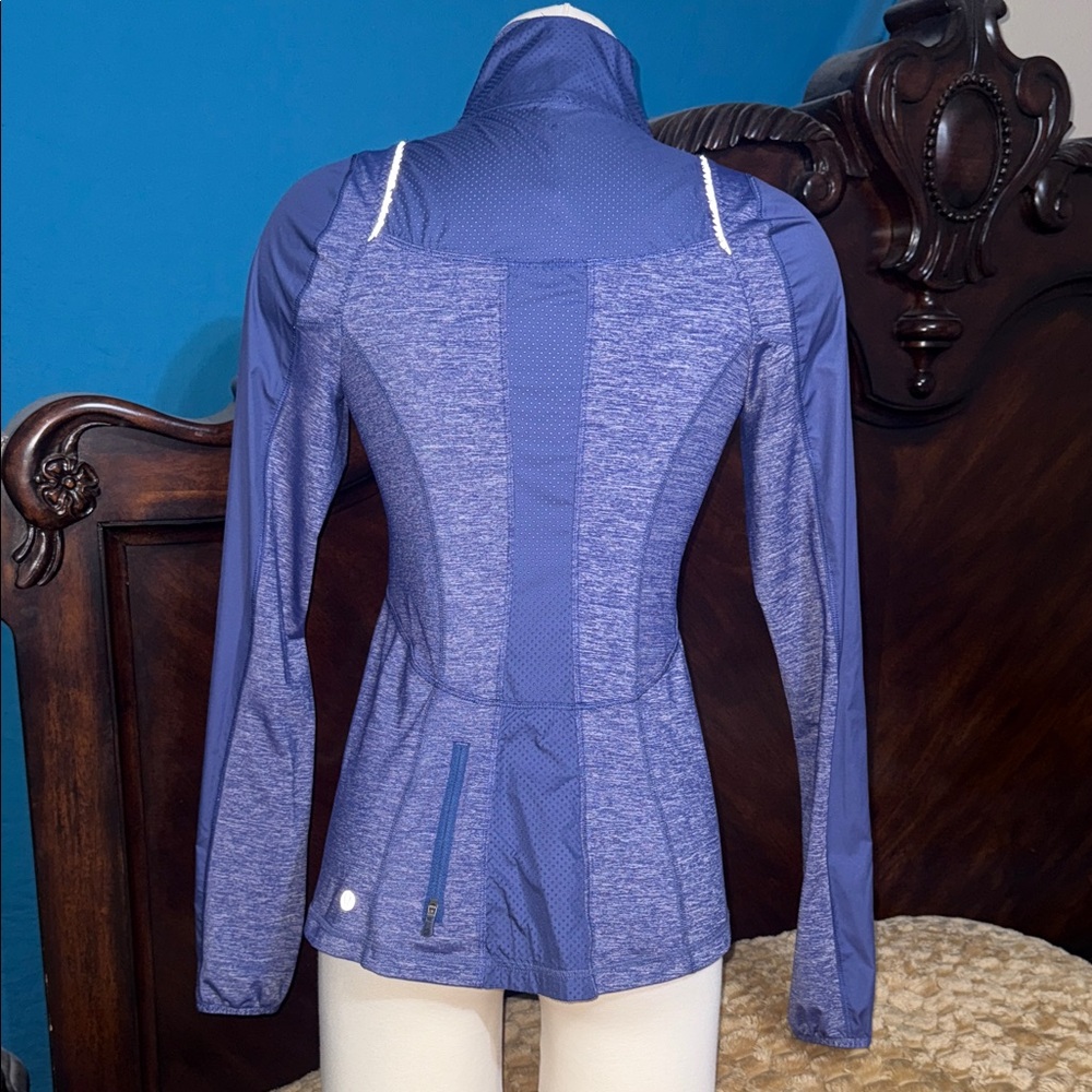 Lululemon Run: Featherweight Hybrid Jacket
Royalty size 4 - Picture 2 of 16